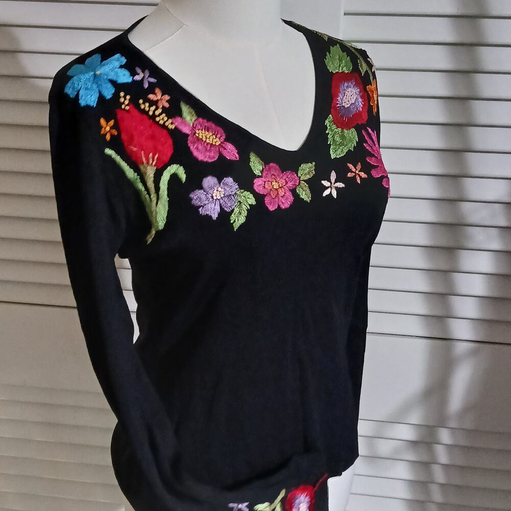 Michelle Nicole Sm Black Long-Sleeved Sweater Floral Embroidered Accents V Neck